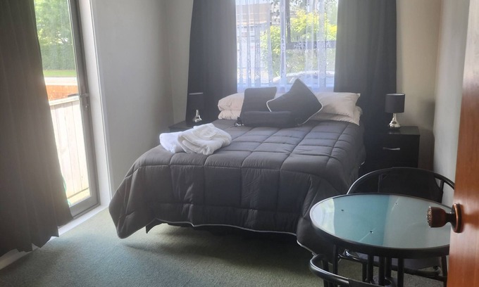 Upper Hutt Apartment | Cosy studio walking distance to shops rails. 45 minutes from the city