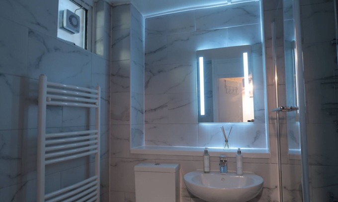 Canning Town Apartment | COSY, STYLISH FLAT NEAR EXCEL EXHIBITION CENTRE, CANARY WHARF & THE O2!