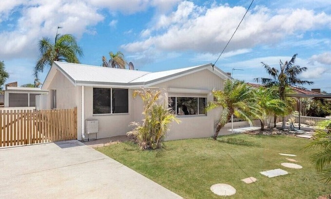 Mount Tarcoola Other | Cosy three bedroom house with swimming pool