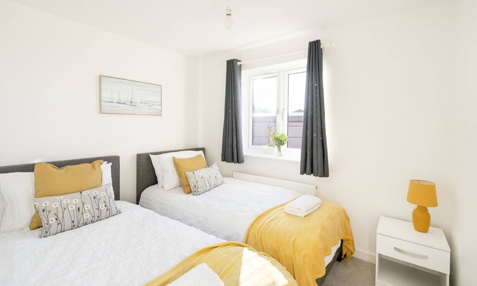 Severn Beach House | Cosy Three Bedroom House Bristol