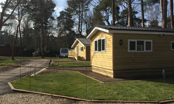 Wokingham Cabin | COSY WOODLAND SET THREE BEDROOM HOLIDAY HOMES CLOSE TO WINDSOR CASTLE