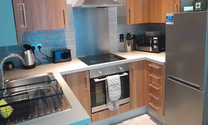 Broad Green Apartment | Cosy x2 bedroom x2 bath balcony apartment