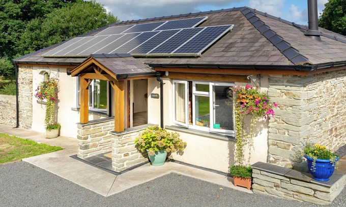 Newcastle Emlyn Cottage | COTHI COTTAGE, pet friendly, luxury holiday cottage in Cenarth