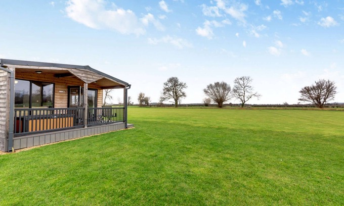 Bretforton Cabin | Cotswold lodge with hot tub - Springfield Lodge