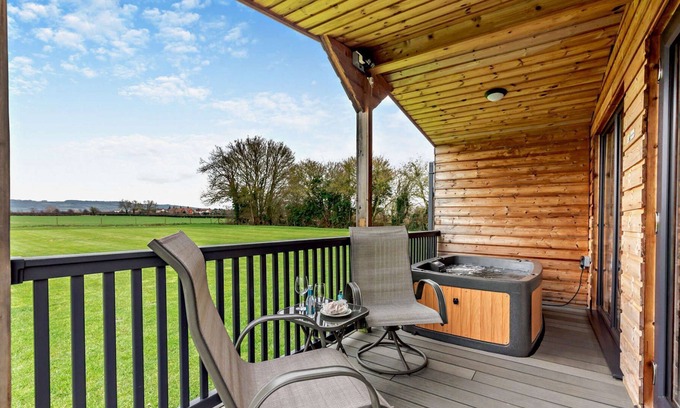 Bretforton Cabin | Cotswold lodge with hot tub - Cotswold View