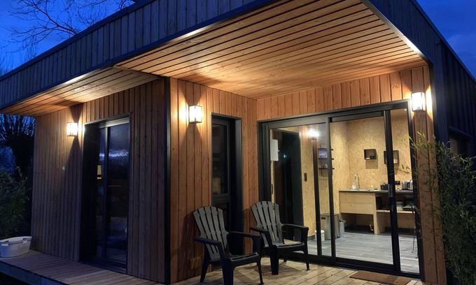 Saint-Quentin-en-Tourmont Cottage | Cottage by the water