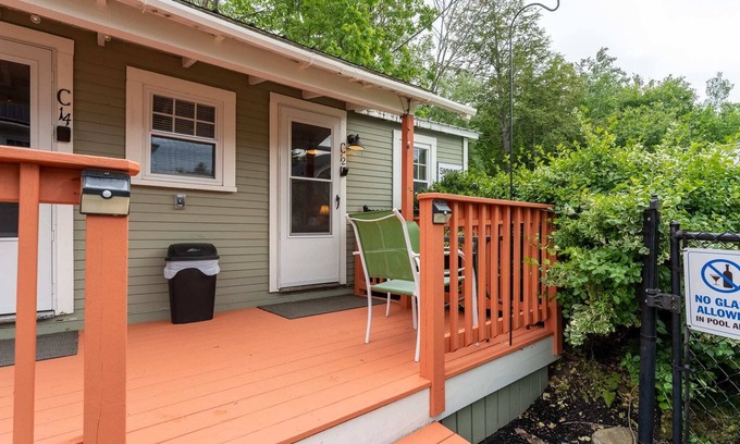 Weirs Beach Cabin | Cottage 12 Summary: A