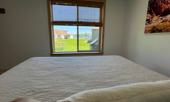 Stow Cottage | Cottage #4 - Beautiful 3 Bedroom Lakefront Cottage - Fully Renovated in 2024!