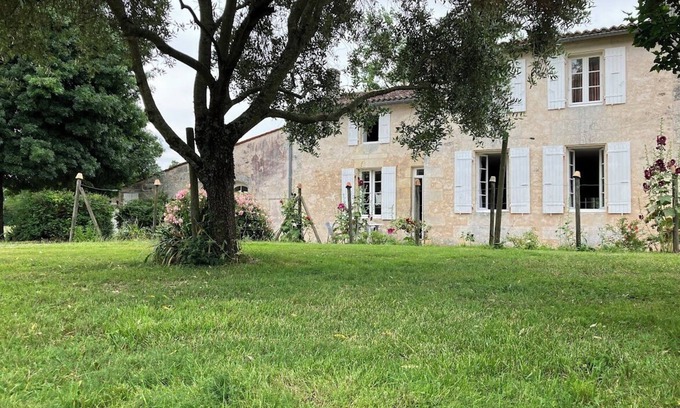 Chermignac House | cottage at the door of Saintes