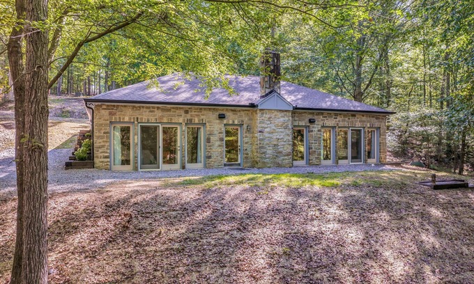Hickman Cottage | Cottage by the creek on 17 acres minutes from Leipers Fork! Writer’s Paradise…