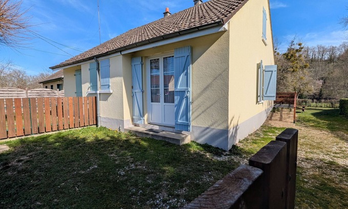 Ceaulmont Cottage | Cottage by the Creuse River with Private Garden