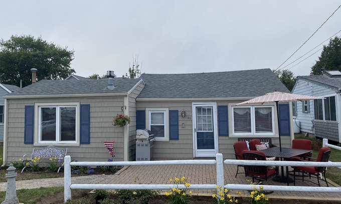 Snug Harbor House | Cottage by the shore in the quaint neighborhood of Snug Harbor
