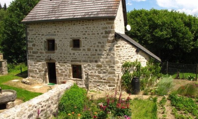 Saint-Yrieix-la-Montagne Cottage | Cottage couple + children on 43 hectare estate with a fish pond of 3 ha
