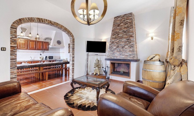 Palmela Cottage | Cottage 'Casa Castelão' with Shared Pool, Shared Terrace and Air Conditioning