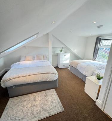 Leyton Apartment | Cottage Flat 2BD Leyton Near Central Line - Sleeps 10