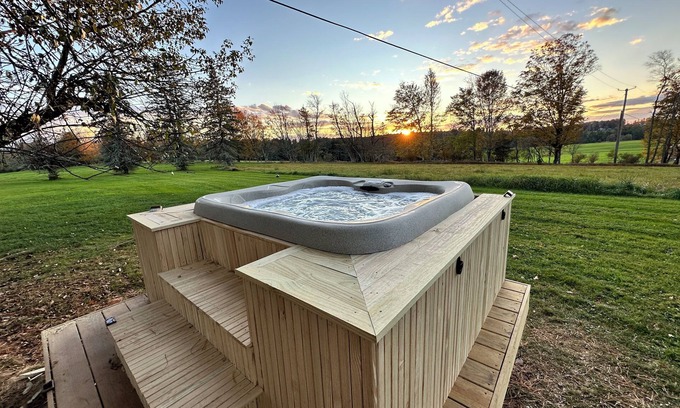 Swan Lake Cottage | Cottage Guesthouse in the heart of Bethel, with a private Hot Tub!