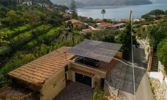 Scaglieri Apartment | Cottage Il Prado on the beach of Forno