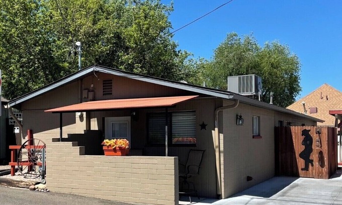 Prescott Cottage | Cottage in historic downtown Prescott. Go to Whiskey Row