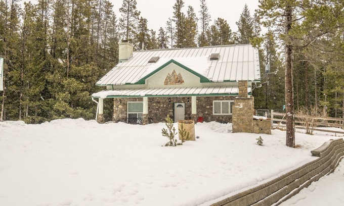 Alberta Cottage | Cottage in the woods