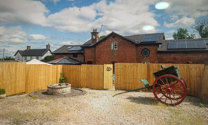 Cosford House | Cottage in Wheaton Aston, Staffordshire