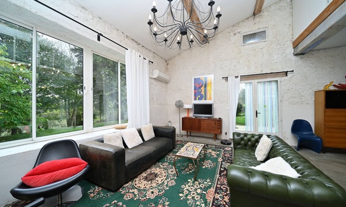 Pech-Luna House | Cottage 'La Maison De Famille Du Chateau' with Shared Pool, Wi-Fi and Air Conditioning