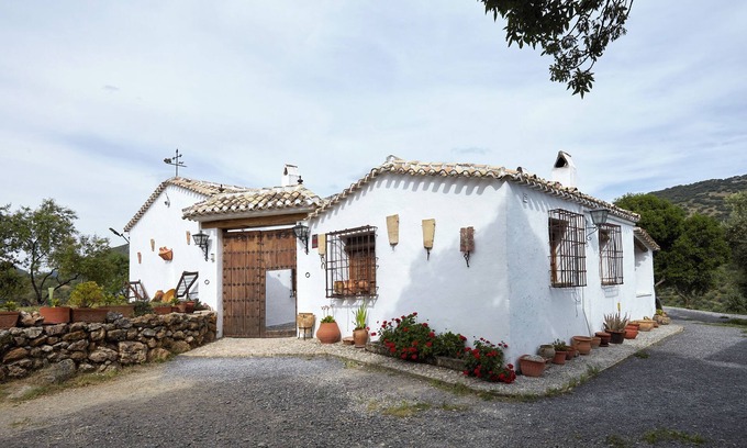 Castillo de Locubin Cottage | Cottage 'Majolero 1' with Mountain View, Wi-Fi and Air Conditioning