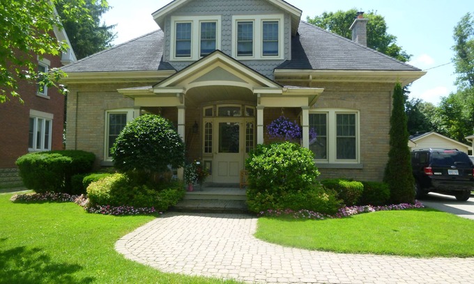 Stratford Bed & Breakfast | Cottage on Caledonia Bed & Breakfast