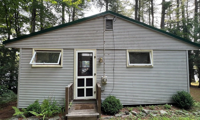 Williamsburg Cabin | Cottage on motorboat-free Lake. Swim, Fish, Canoe in the Pioneer Valleyn