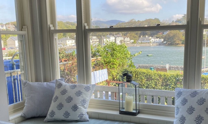 Borth-y-Gest Cottage | Cottage on the harbour front with sea and mountain views in glorious Snowdonia