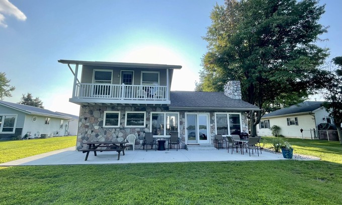 White Pigeon Cottage | Cottage on the lake 20 minutes to Shipshewana