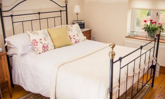 Holton Le Clay Cottage | Cottage Owl Barn at Owl Barn at the Gardens