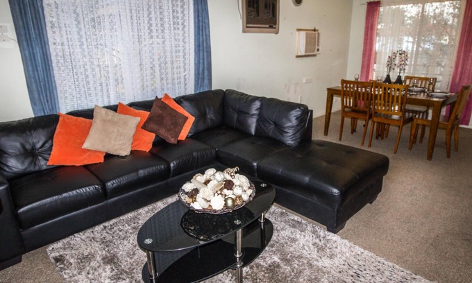 Manilla House | Cottage plus Caravan Stay close to CBD - FREE WiFi - Pet Friendly - Paragliding - Nature - Lake Keepit - Country Music