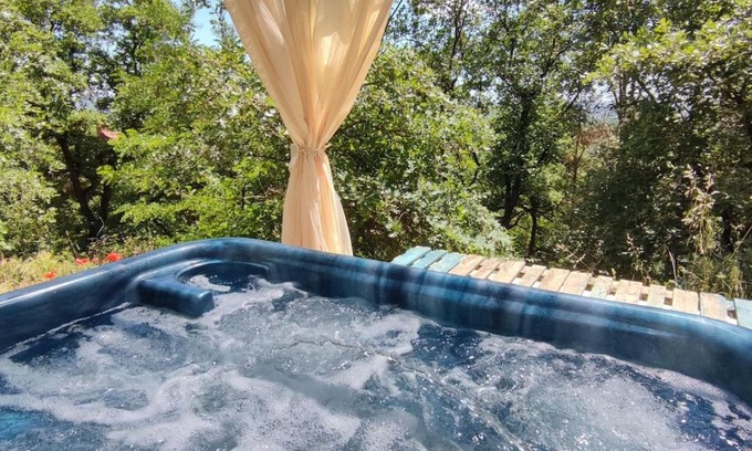 Vancia - Crepieux Apartment | Cottage romantique, son jacuzzi privatif, piscine