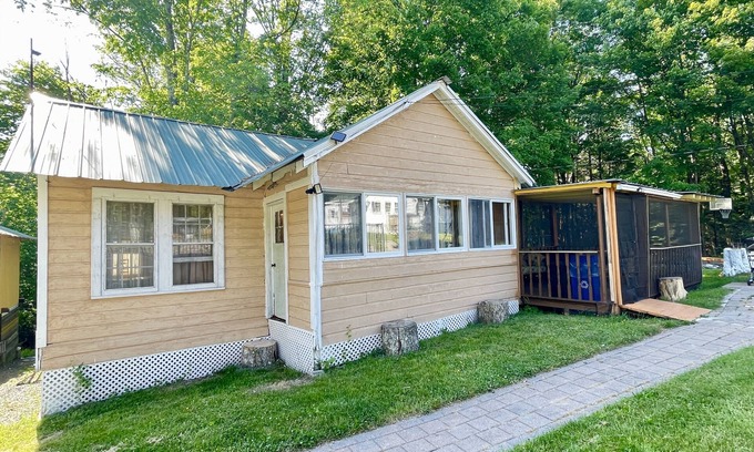 Mongaup Valley House | Cottage style Bungalow shared Pool 8 min to bethel woods/10min to world Casino