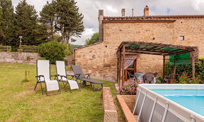 Chianni Cottage | Cottage 'Vinombrosa' with Private Pool, Wi-Fi and Air Conditioning