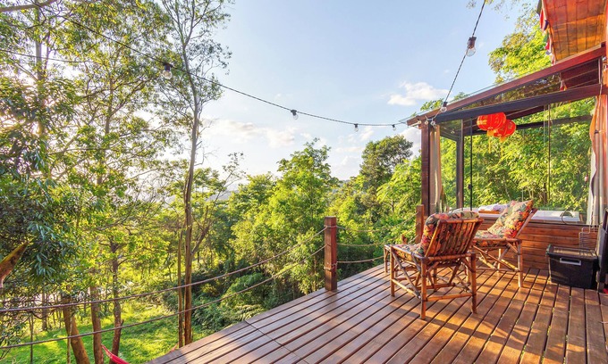 Tres Coroas Ski Chalet | Cottage with Hot Tub Near Buddhist Temple