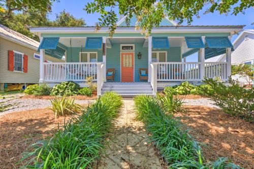 Old Town House | Cottage with Porch - 3 Min Walk to Bay St Louis