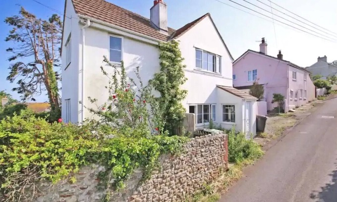 Charmouth House | Cottage with sea and countryside views - sleeps 6