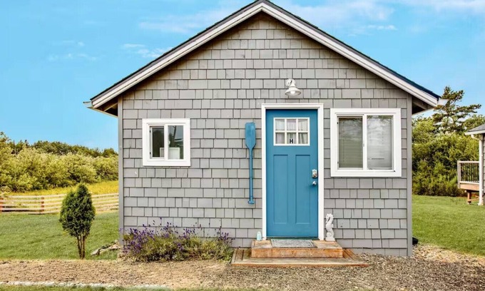 Grayland Cottage | Cottage with Sun Deck | Private Deck | Hot Tub