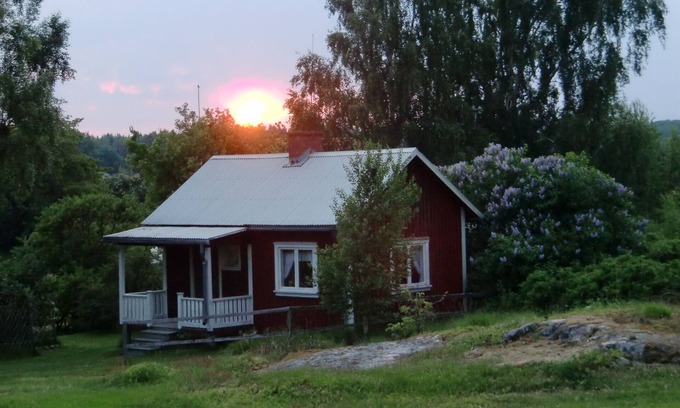 Saffle Cottage | COTTAGE WITH WONDERFUL LOCATION AT LAKE VÄNERN