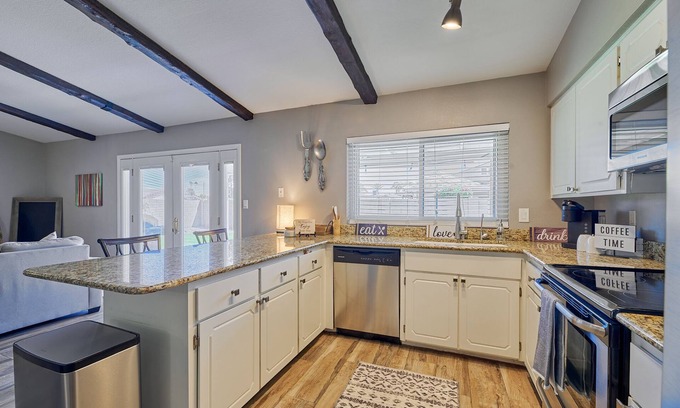 Broadway Palms House | Cotton Clean Escape - 3Bedrooms - sleeps 8!