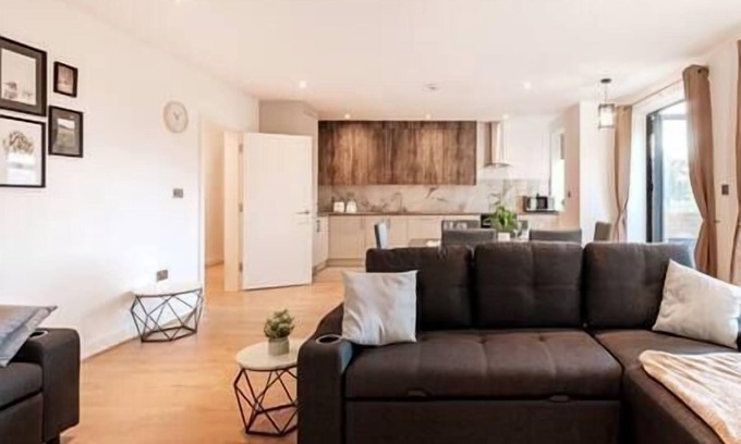 Coulsdon West Apartment | Coulsdon - Entire 3BR Flat with Gardens - Walk to Station