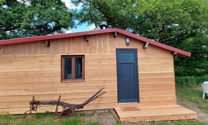 Saint-Martin-le-Mault Ski Chalet | Country cottage surrounded by horses, sheep and rabbits