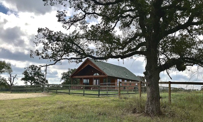 Luling Cabin | Country Cabin getaway on 100 acres!