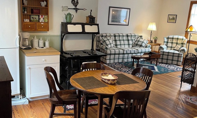 Bainbridge Apartment | Country Charm🌿 A very comfortable 2nd floor, 2-bedroom apartment in Bainbridge