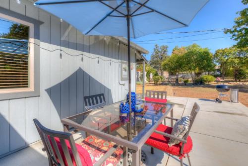 Oroville House | Country Charm Cottage