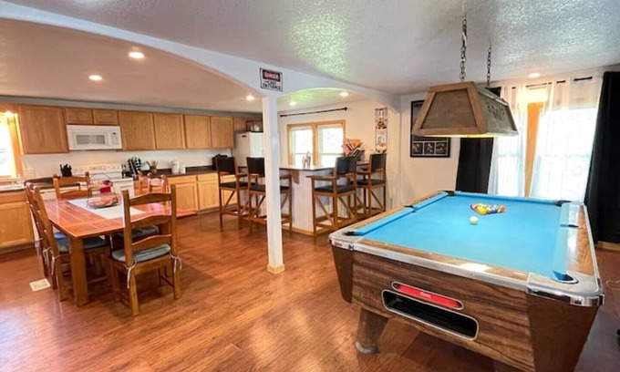 Pueblo House | Country Charmer on the Farm! Pool Table, BIG flat screens