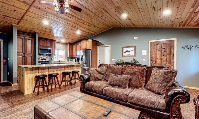 Big Bear City House | Country Club Cabin