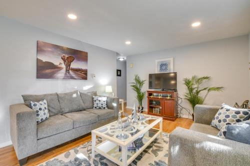Country Club Hills House | Country Club Hills Home Walk to Rec Center!