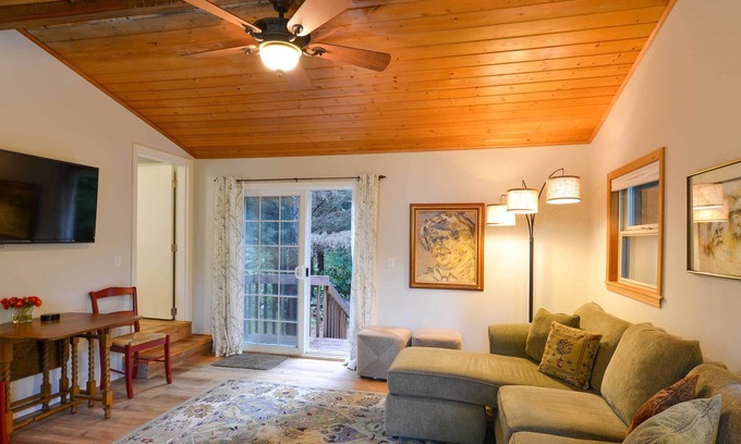Brookings Cottage | ‘Country Cottage’ - 3 Mi to Beach + Hiking!